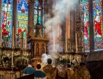 Easter-2018-Canon-T-incensing-the-alter_windows